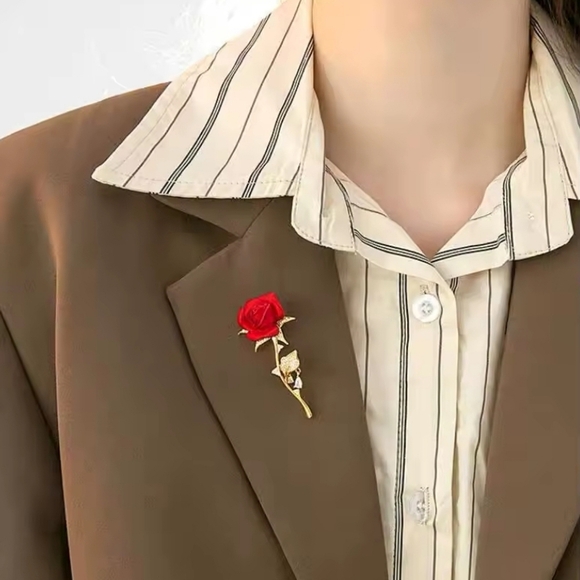 Elegant Red Rose Brooch with Gold Accents - Picture 6 of 6